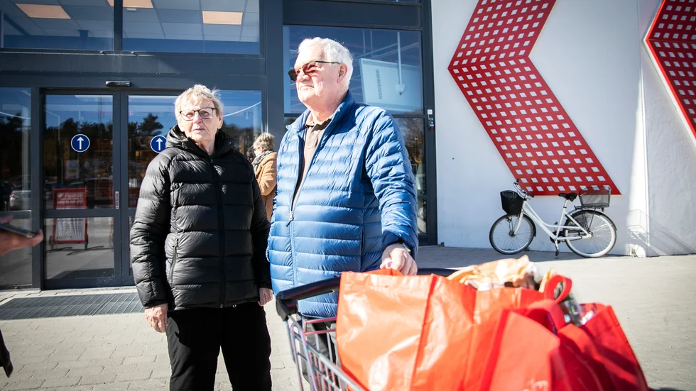 För Ann-Mari och Stig Nyberg är det ständig prisjakt nu för tiden. "Förut brukade vi handla för 4 000 kronor i månaden, nu måste jag sätta in 4 500 kronor på kortet. Och det är inte en obetydlig summa för oss."