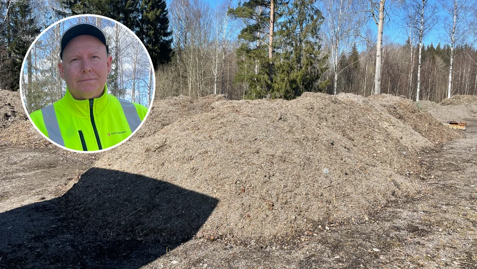Redan i år har ett tjugotal högar med grus hamnat på Dammängen. På bild syns också Mauritz Barkelind. 