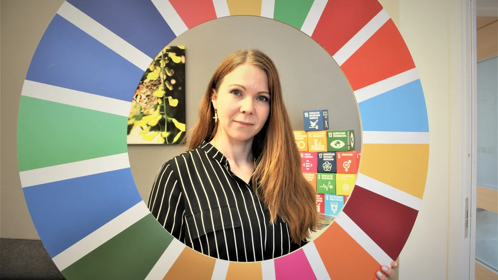 Yasmine Dernelid, chef för strategisk utveckling i kommunen ringar in de globala målen i kommunens nya hållbarhetsprogram.