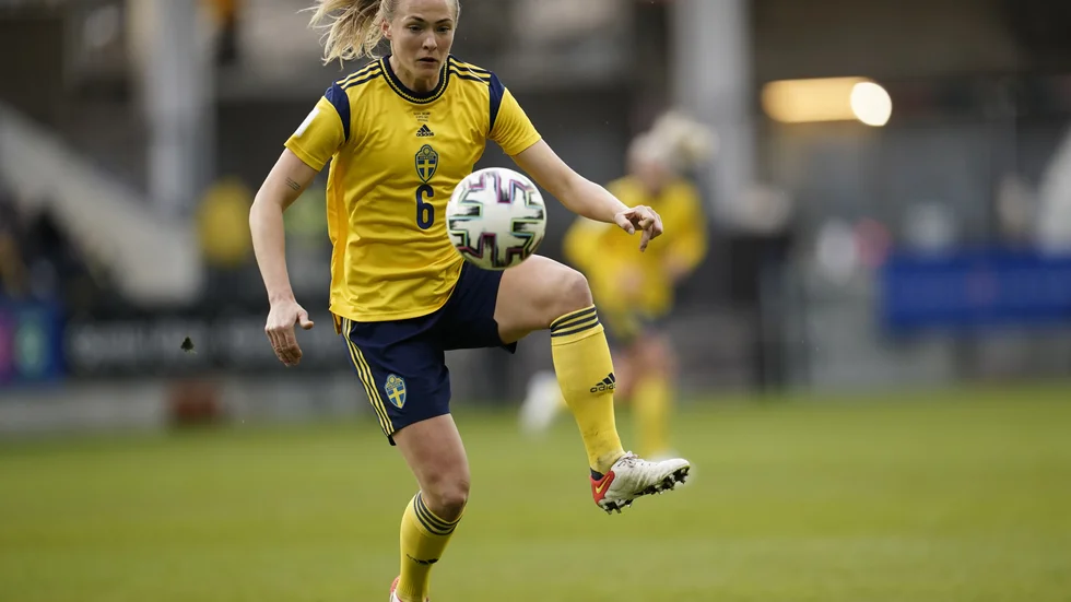 Magdalena Eriksson, här under tisdagens VM-kvalmatch mot Irland, vill att domarna på damsidan ska hänga med bättre i utvecklingen.