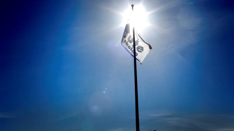 Guteskolan och Donnersgymnasiet får ersättning av Region Gotland. På flaggan syns Guteskolan.