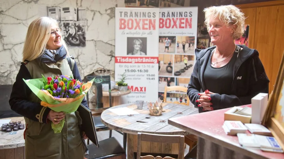 Lena di Corsi tar får blommor och diplom av Gotlands Medias printchef Ulrica Fransson.