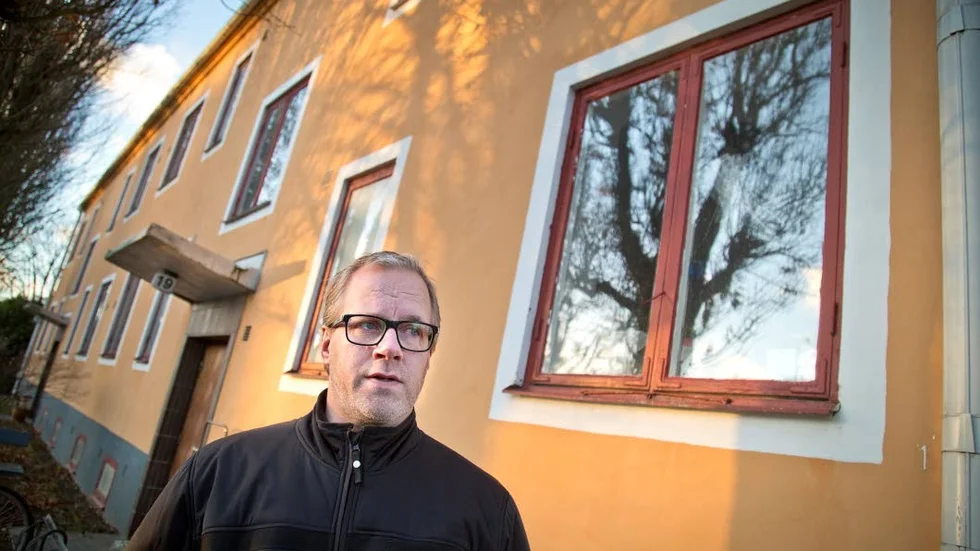 I väntan på glasfirman har Stefan Thyrbom tejpat för hålet i fönstret.