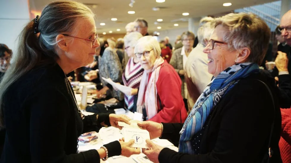 SÅNGER. Irene Pettersson, th, köper ett exemplar av boken 100 sånger från Gotland av Karin Mårtensson.