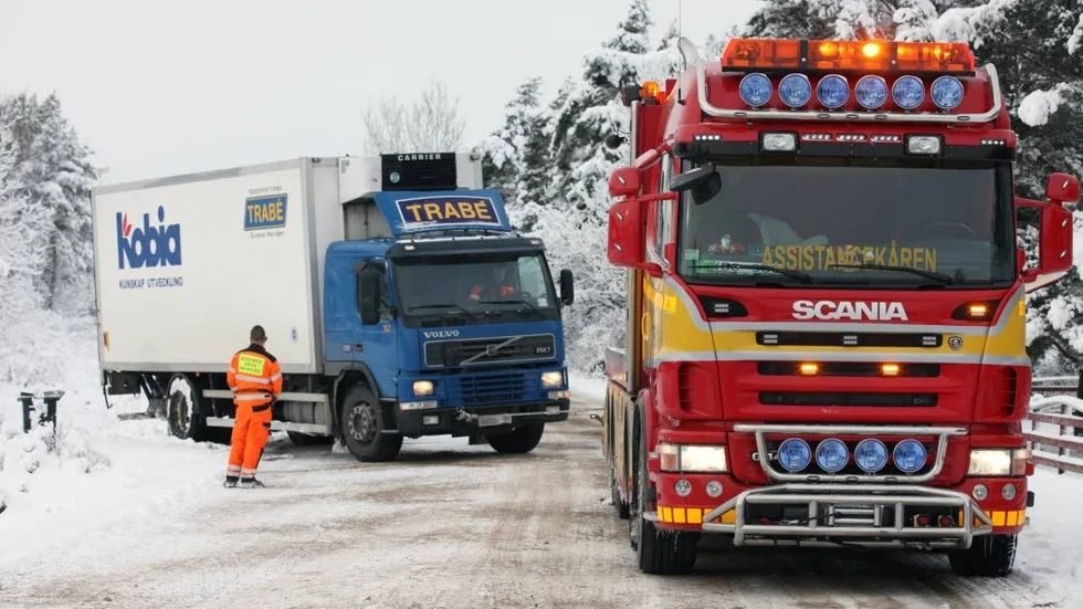 Avåkningar. Bärgningsarbetet med att få loss ett par lastbilar som kanat av vägen på länsväg 147 pågick under flera timmar. Nu rasar åkeriföreningar mot dålig vinterväghållning. Foto: Rolf Jönsson