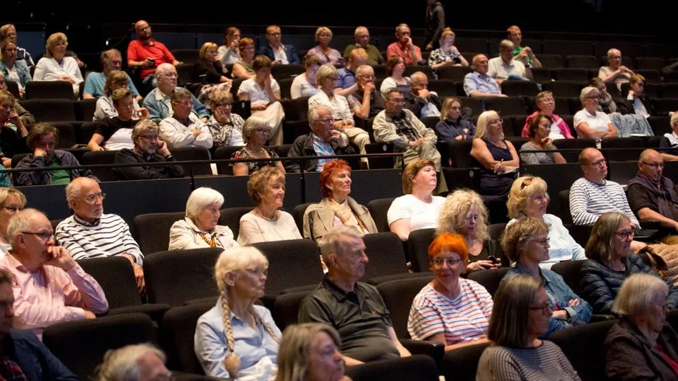 Omkring 250 personer kom för att fika och lyssna.