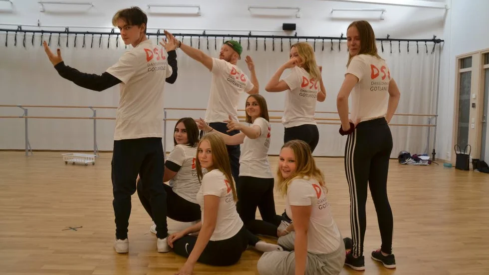 Hela dansgänget: Morgan Rogefeldt, Moa Rasmusson, Stella Olofsson, Mathilda Lundqvist, Lea Hedqvist, Alva VIkström och Ellen Nypelius med koreografen Robert Söderström (i grön keps).