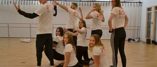 Feriearbetande unga dansare bjuder på show