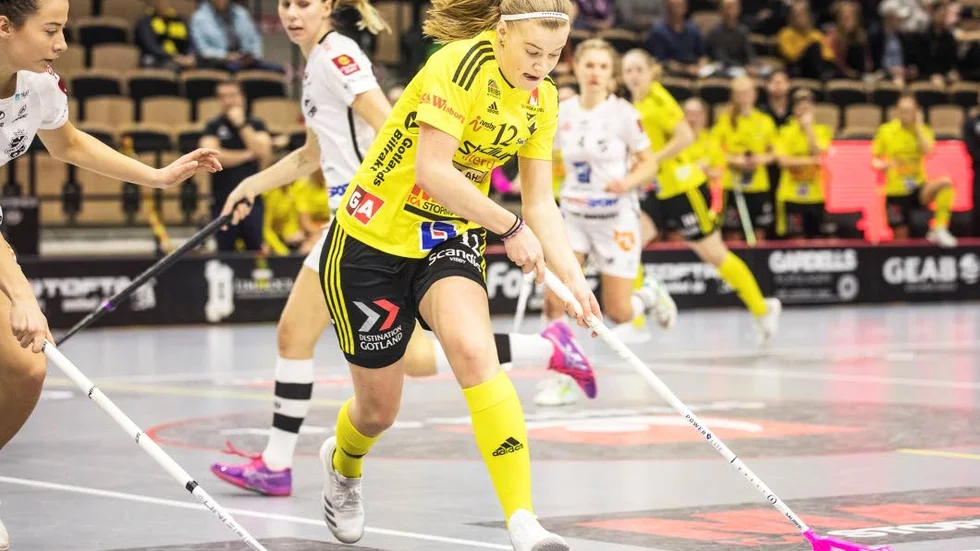 Ellen Bäckstedt är ständigt på språng i matcherna.