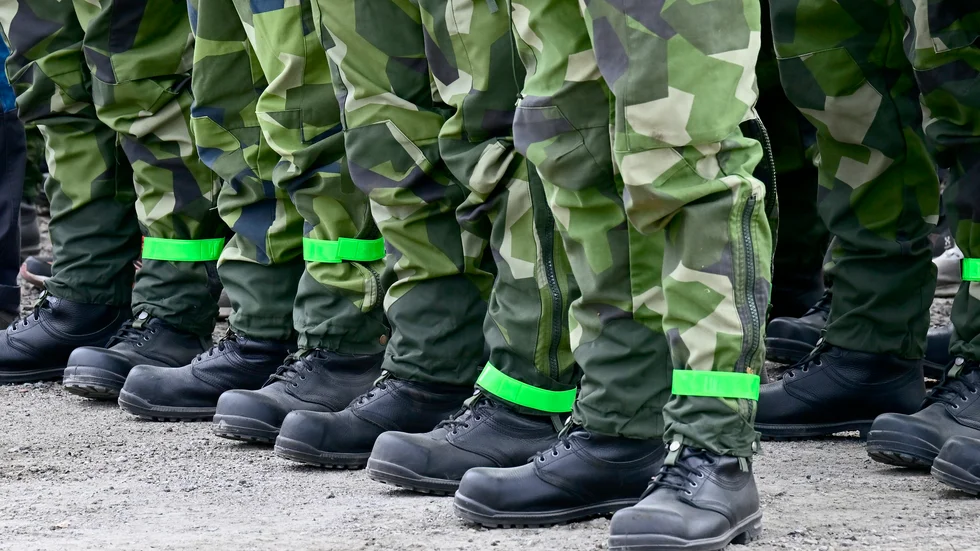 Staten har ett ansvar att gå in med säkerheter och långsiktighet i försvaret, anser ledarskribenten.