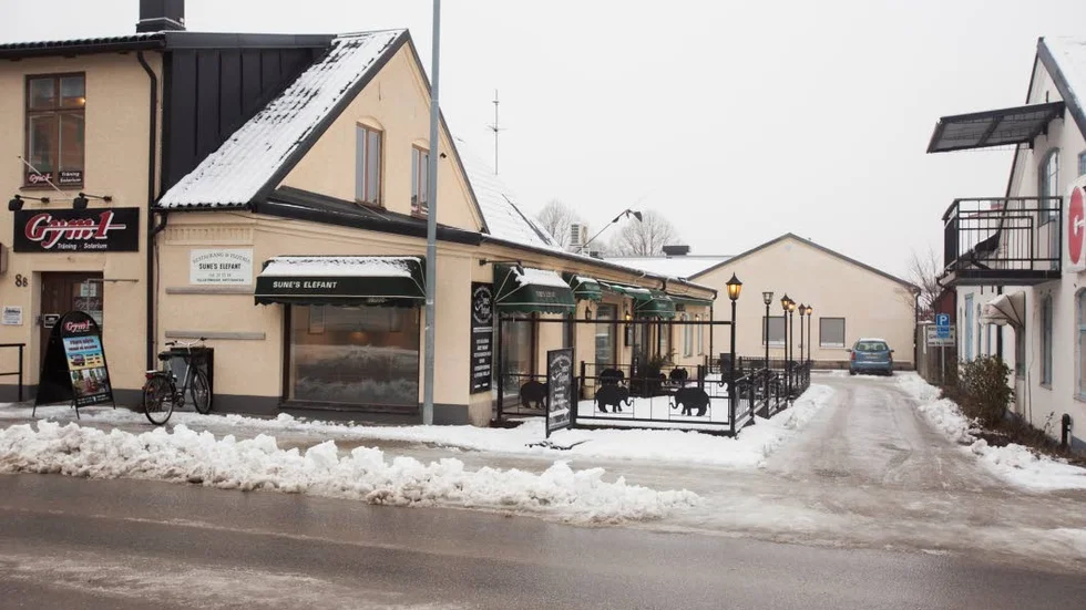 På området mellan Stenkumlaväg och Söderväg finns i dag omkring 20 företag. Däribland pizzerian Sunes Elefant.