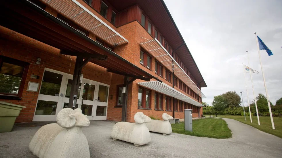 En anställd vid länsstyrelsen Gotland riskerar nu att avskedas.