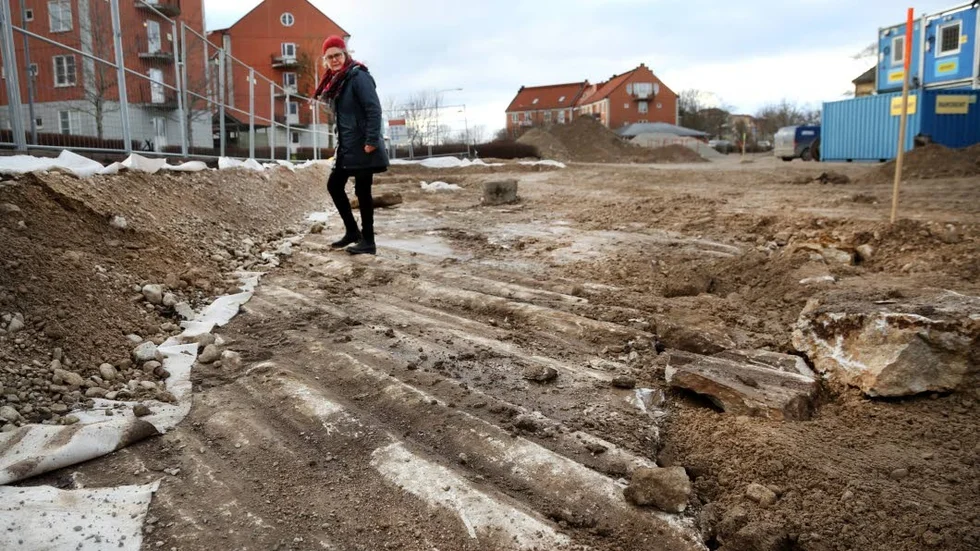 Spåren från kilometertjock is syns tydligt framför Sara Eliasson där nu bostäder ska växa fram.