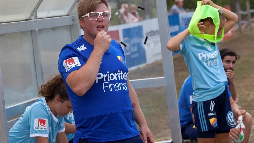 Dennis Gabrielsson trivs bra med fotbollstillvaron som assisterande tränare för Djurgården.