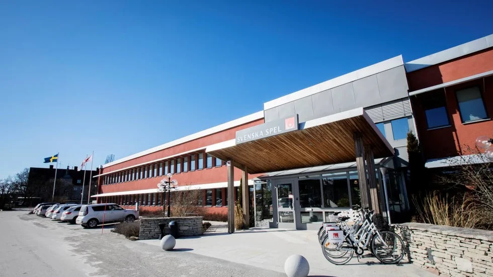 Svenska spels huvudkontor ligger i Visby, men vd och större delen av koncernledningen sitter i Solna. Nu befarar personalen att resterande delar av koncernledningen även de kommer att flyttas till Solna.