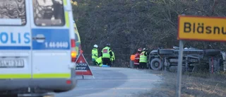 Förare fastklämd – polisen varnar för halka