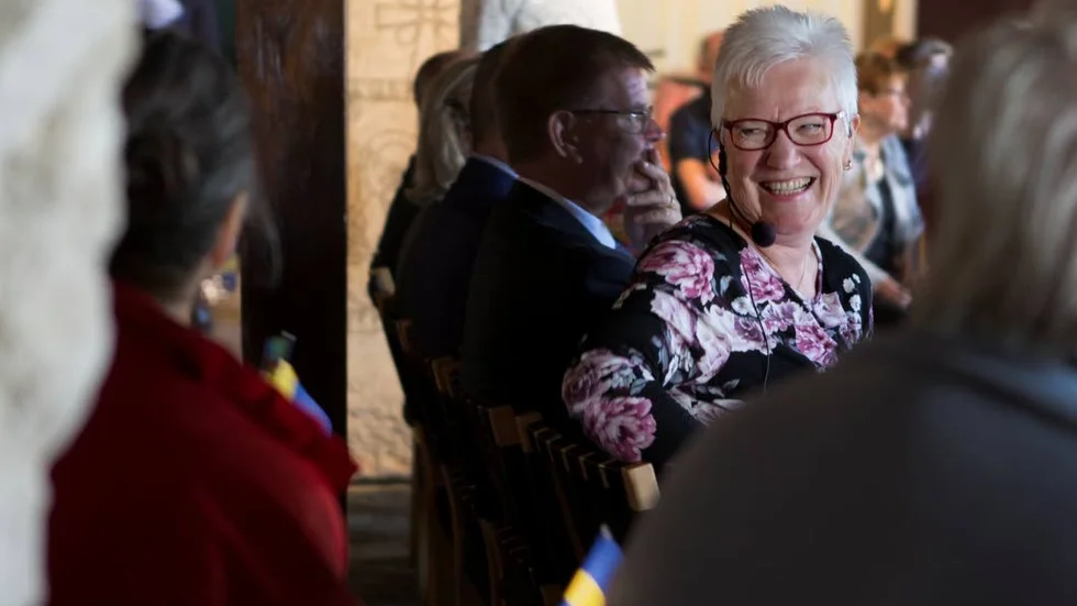 Flaggviftning och kaffekalas ingick när förste vice talman Åsa Lindestam invigde demokratiutställningen.