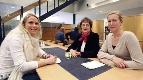 Optimister. Japan, Tyskland eller Italien? Möjligheterna att exportera gotländska lammskinn tycktes vara mycket goda när Jenny Andersson, Monica Lovén och Emma Rosenmüller diskuterade. Foto: Rolf Jönsson