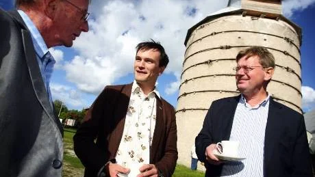 Kaffepaus. Jan Lundgren (s), Gustaf Hoffstedt (m) och regiondirektör Bo Dahllöf.