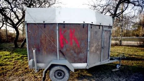 För ett par veckor sedan kladdades hästtransporten ned med sprayfärg.