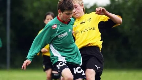 Kamp. Grabbarna i Young Baltic Cup kämpar hårt för vinsten.