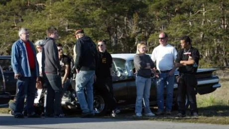 Motorburna. Många har intresset för bilar gemensamt och körningarna på Brorakan mellan Bro och Väskinde lockar många åskådare.Foto: Tobias Wallström