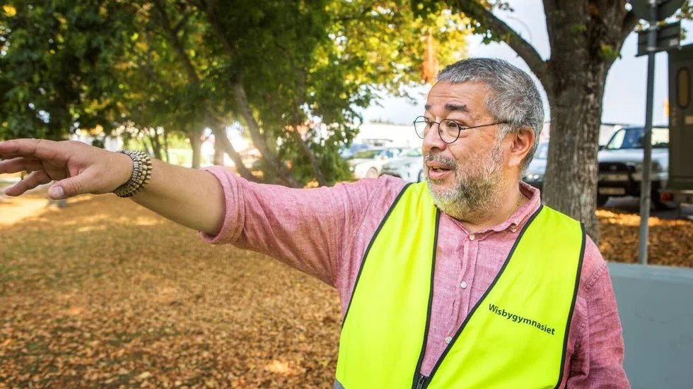 Luis Barnes, biträdande rektor på Wisbygymnasiet, berättar att hela skolan är på plats i Tallunden. Ett bra sätt att lära känna gamla och nya elever.