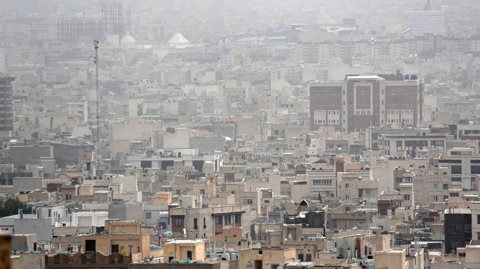 En sandstorm svepte in över Irans huvudstad Teheran på tisdagen. Skolor och kontor tvingades stänga.