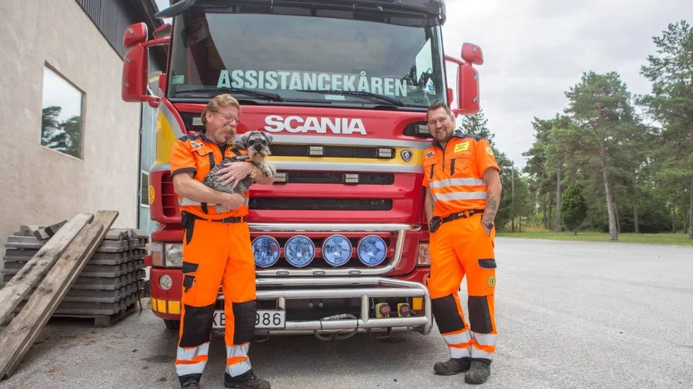 Bärgaren Berra Silwing, hunden Signe och Hugo Hägg redo att rycka ut.