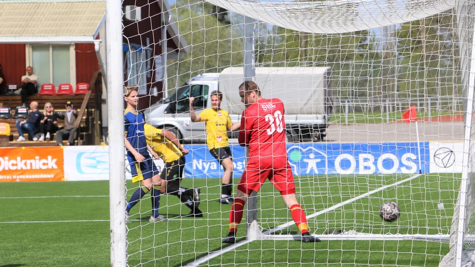 Anton Lundströms skott tar i stolpen och studsar in i Liras målvakt och in i nät. En specialare som avgjorde matchen.