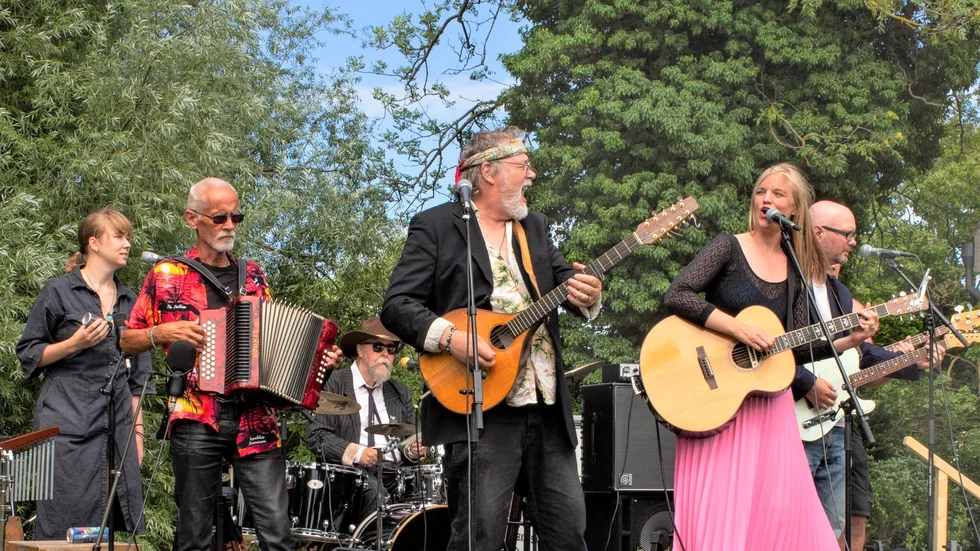 Låt vara att bilden är tagen i sommarskrud, men nu lämnar Lazy Afternoon sitt första bidrag till den gotländsk julmusikfloran. "The Night Before Christmas (On Gotland)" ges ut den 18 november. Deras ljudbild rör sig mellan country och folkrock.