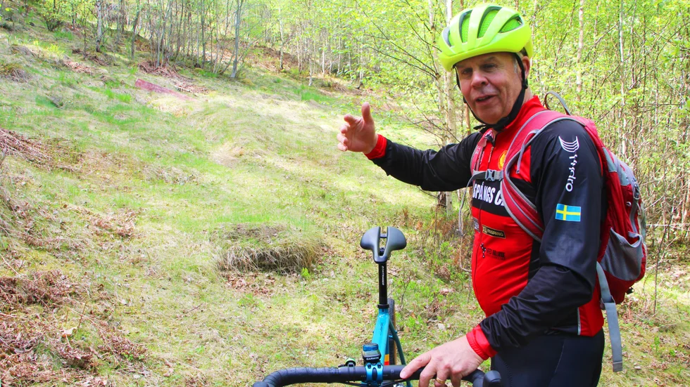 Här hoppas FCA kunna få bygga ett avsnitt för downhill. Ordföranden Ulf Pettersson visar i terrängen.