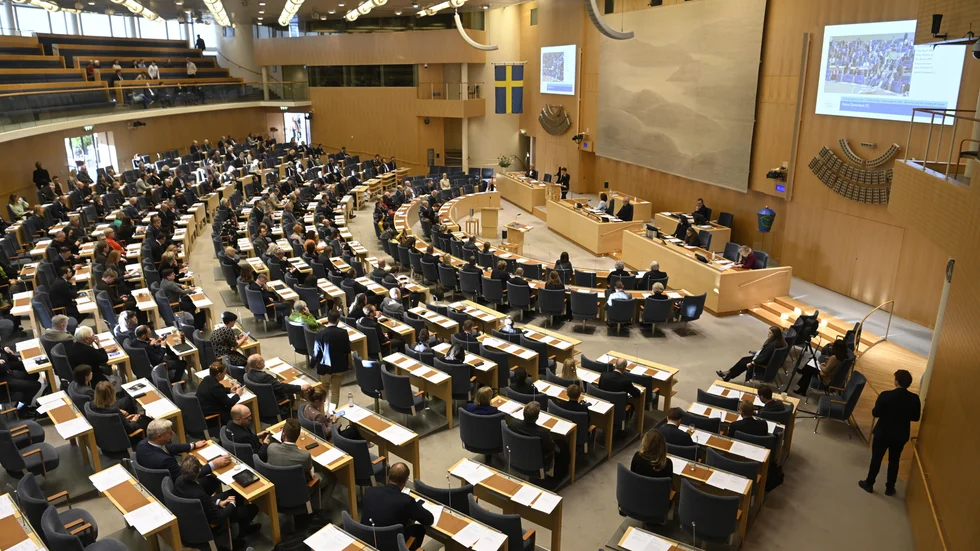 Till att börja med behövs en permanent sänkning av arbetsgivaravgiften med 6 procentenheter för landets mikroföretagare – och därefter också för de övriga företagen, skriver Nima Sanandaji och Mattias Andersson, Småföretagarnas Riksförbund.