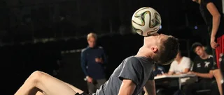 Världsartister med bollen som pensel
