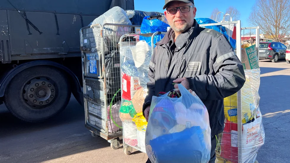 "Nu blev det mycket mer än vad jag hade tänkt mig. Det har varit full rulle sedan vi öppnade i morse. Runt 65 personer har lämnat grejer på två timmar", säger Niclas Bengtsson.