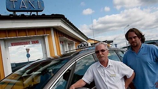 Utmanare. Nu satsar också Vimmerby Taxi på allmän taxi till Vimmerbyborna på helgkväller. Det bekärftar Petter Rydén till höger. Här tillsamans med kollegan Christer Örmander vid ett tidigare tillfälle.