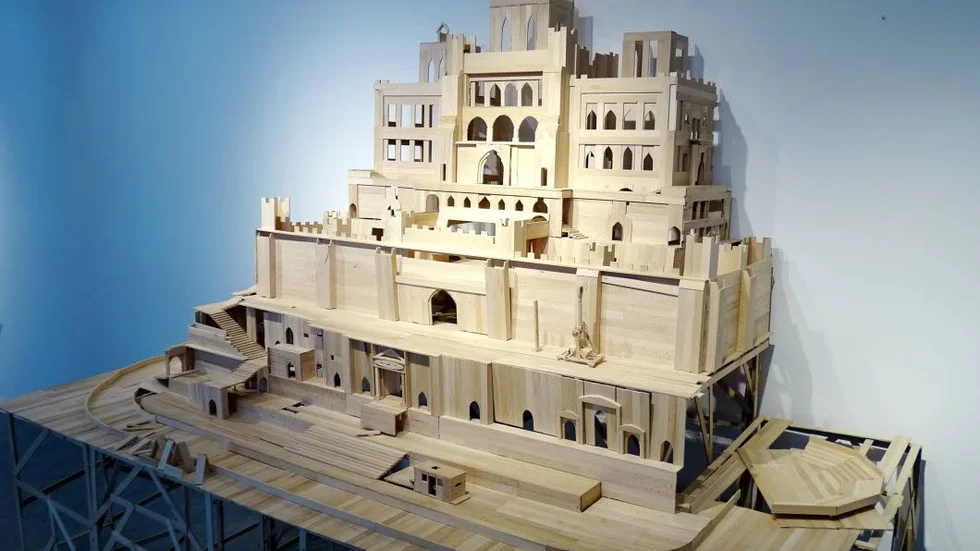 Palats. Sendeian City – skulptur av Wisam Rammahi.