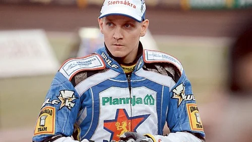 Tillbaka. Fredrik Lindgren drar på sig Dackevästen i bortamatchen mot Vargarna efter tre missade matcher.