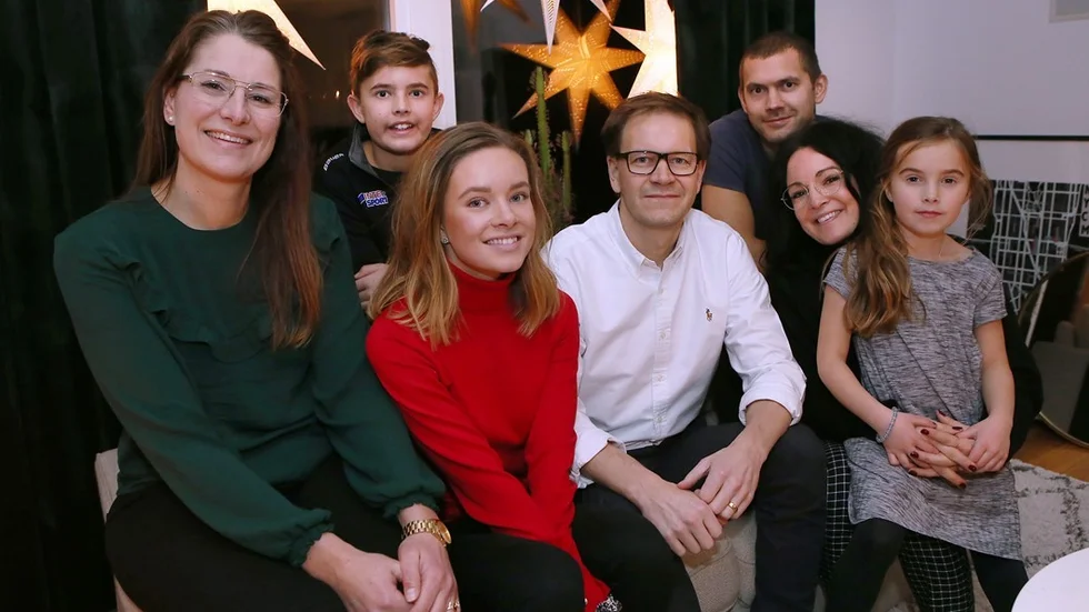 Hela familjen, från vänster Sofia Fasth-Johansson, Ville Abenius, Ella Johansson, pappa Martin Johansson, Daniel Abenius, mamma Jessica Abenius och Allie Abenius.