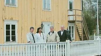 Gästgiveriet tillhör de äldsta husen i Storebro. Byggnaden från 1750 kommer nu åter att användas som gästgiveri. Danne Strömberg, t v, och Frida Thörn skrev i onsdags på kontraktet. Bröderna Ivarsson från Stiftelsen Brukskultur ser fram emot samarbetet med de nya gästgiveriägarna.