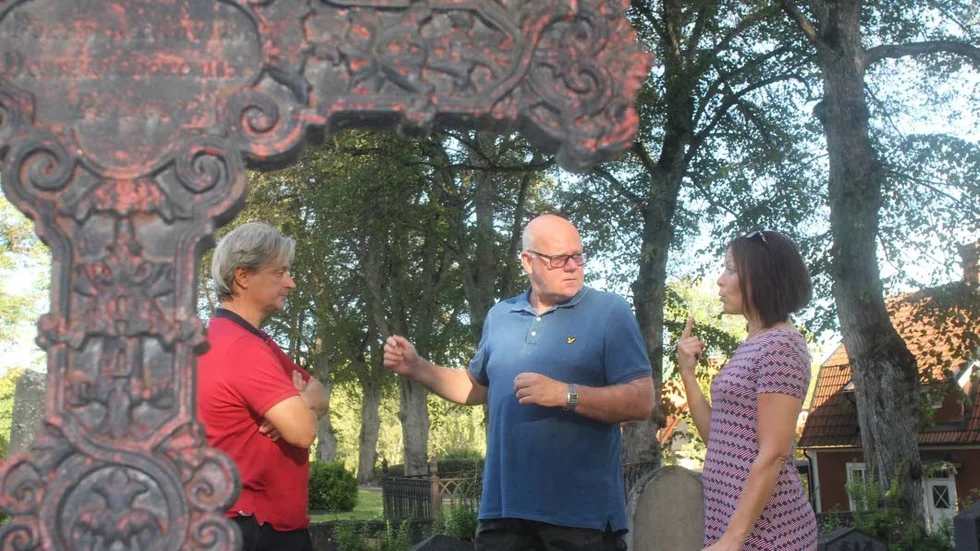 Tungt järnkors. Här under vilar en Harling, som drabbades av dammlunga och gick bort vid 36 års ålder. Om honom och andras livöden berättar Roy Andersson, Magnus Edlund och Camilla Smedberg i kommande kulturvandringar.