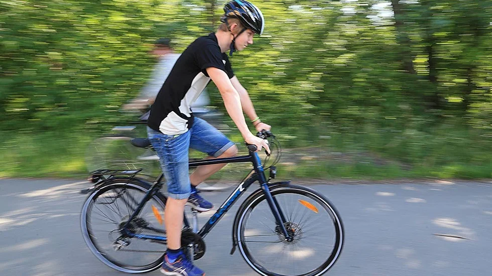 Noa ska cykla 30 mil för att få träffa sin flickvän Cajsa.
