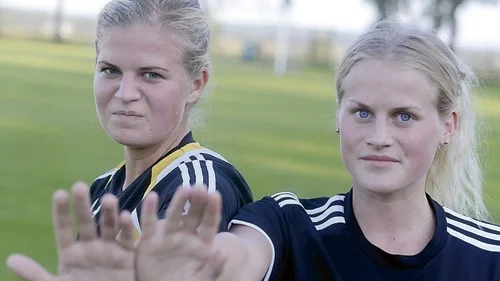 Maja Truedsson och Alicia Strand tänker sätta stopp för Karlskrona i seriefinalen i division två. Foto: Magnus Strömsten