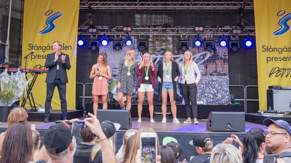 Fredrik Törnqvist, VD på Stångåstaden hyllar de fem OS-hjältarna Jessica Samuelsson, Fridolfina Rolfö, Jonna Andersson, Magdalena Ericsson och Stina Blackstenius.