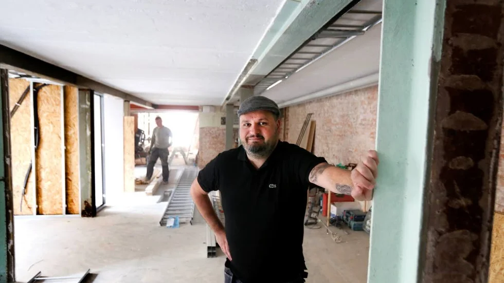 1600-talshuset mot Storgatan övergår i ett stall av lite nyare datum. Simon Seropian bygger om det till kafferosteri, bageri och kafé.