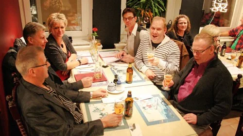 Stämningen var på topp och gästerna pratade med varandra, innan det var dags att beställa in maten. Sammanlagt var det 22 personer som firade in nyåret tillsammans på Thai Fu Qing i Vimmerby.
