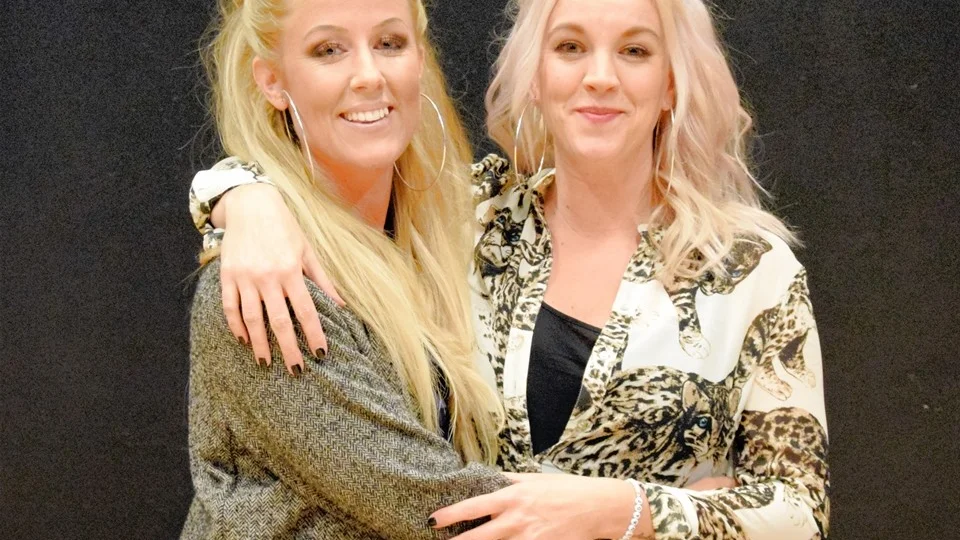 Hanna Rydman, ägare och grundare av Joyvoice. Här tillsammans med systern Zara Rydman som leder Kindakörens 70 deltagare. Foto : Morgan Karlsson