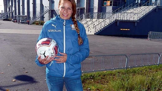 Charlotte Rohlin framför hemmaarenan i Linköping. Den 33-åriga mittbacken har varit med om det  mesta i fotboll och snart väntar Champions League-matcher mot Liverpool.