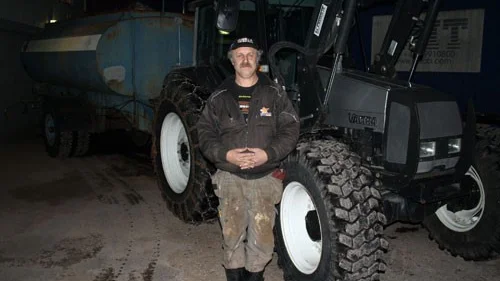 Michael Arenius är en av många funktionärer som hjälper till dygnet runt. Han har alldeles nyss kopplat ihop slangarna så att tanken fylls med vatten inför nästa körning på banan. Att fylla tanken tar en timme.