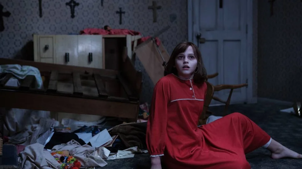 Flickan Janet Hodgson (Madison Wolfe) ansätts av en okänd kraft som verkar vilja driva hela hennes familj ur huset i "The conjuring 2".